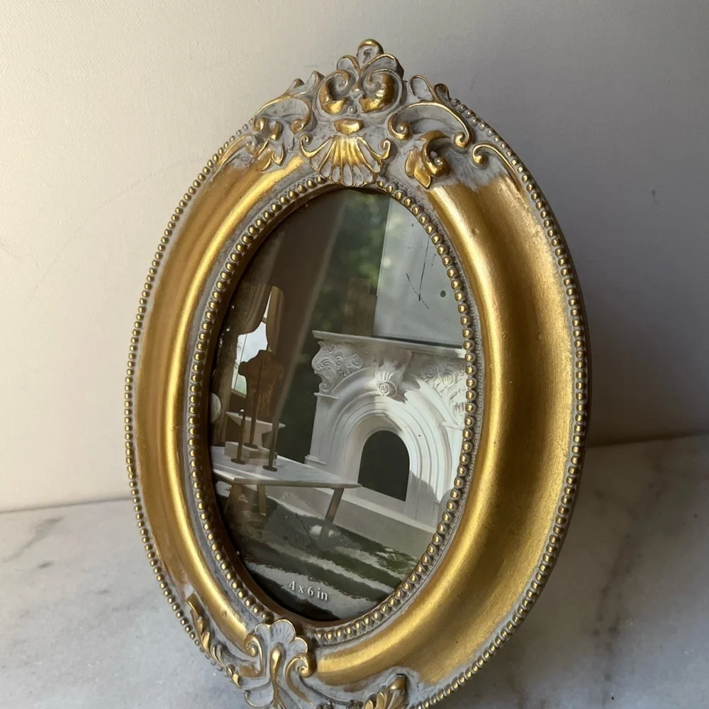 Oval ornate antique style picture frame for 4x6” photo